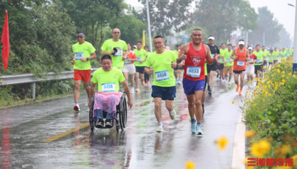 花海闻花香 千人雨中畅跑"栀子小镇"